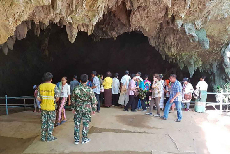 Посетители у пещеры в 2019 году. Фото: Chinpat Chaimon / Bangkok Post