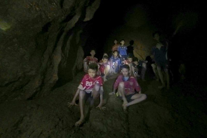 Дети в пещере Тхам-Луанг. Фото: Thai Navy Seals