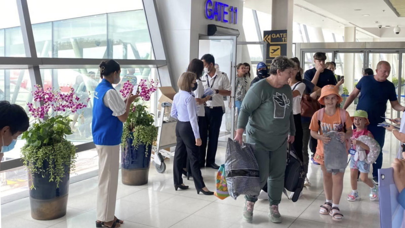 Пассажиры у гейта 11 в аэропорту Пхукета 30 октября, в день прибытия первых рейсов из России. Фото: TAC Phuket