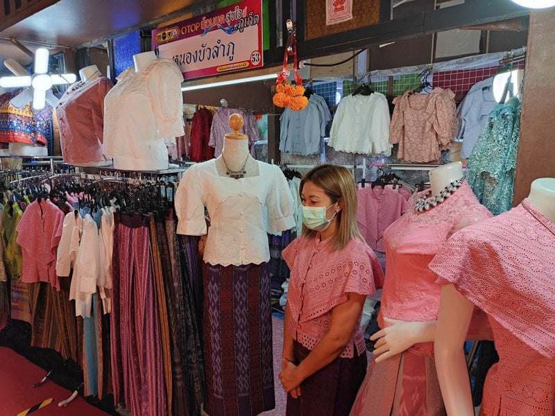 Приуроченная к празднику Лой-Кратонг ярмарка локальных товаров ОТОР продолжается в Сапан-Хине. Фото: PR Phuket