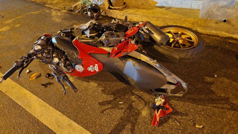 Ducati под управлением россиянина сбил скутер, а потом врезался в машину такси в Раваи. Подтверждена гибель трех человек. Фото: Иккапоп Тхонгтуб