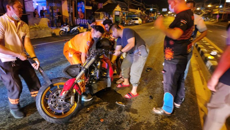 Ducati под управлением россиянина сбил скутер, а потом врезался в машину такси в Раваи. Подтверждена гибель трех человек. Фото: Иккапоп Тхонгтуб