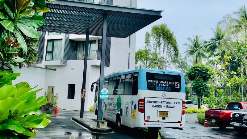 Автобус Phuket Smart Bus у остановки в Лагуне. Фото: Phuket Smart Bus