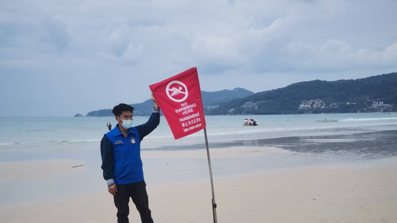 Сотрудник ТАС на пхукетском пляже 4 ноября, в первый день действия предупреждения TMD. Фото: ТАС