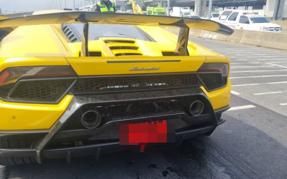 Поврежденная в аварии желтая Lamborghini. Фото: Bangkok Post / Jor Sor 100 Traffic Radio