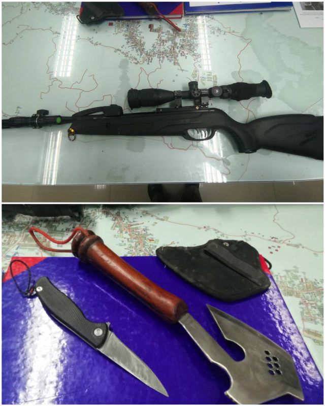 У водителя микроавтобуса при досмотре обнаружили наркотики, пневматическую винтовку, нож и топор. Фото: Полиция Патонга