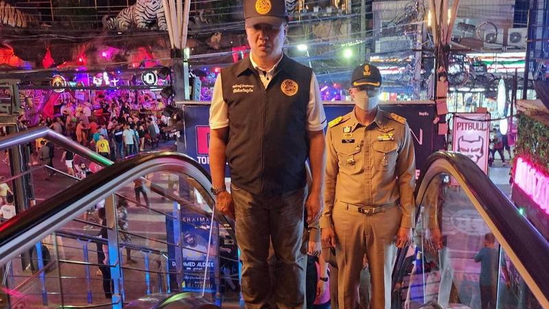 Вечером 7 ноября полиция при поддержке волонтеров OrSor провела выборочную проверку на наркотики среди сотрудников ночных клубов. Фото: PR Phuket