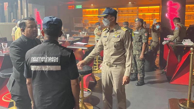 Вечером 7 ноября полиция при поддержке волонтеров OrSor провела выборочную проверку на наркотики среди сотрудников ночных клубов. Фото: PR Phuket