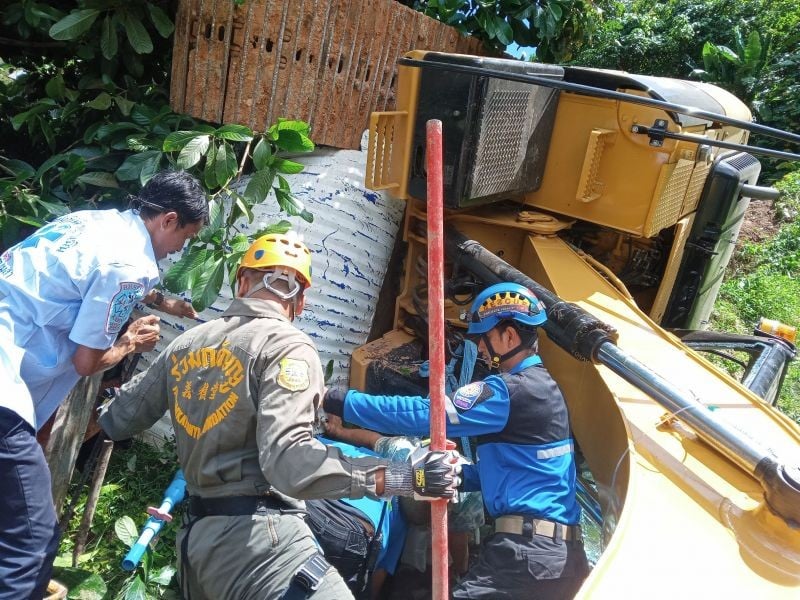 Экскаватор опрокинулся на бок во время проведения работ на холме. Фото: Иккапоп Тхонгтуб