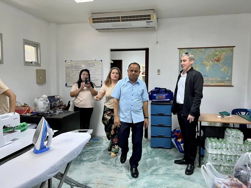 Губернатор Пхукета в гостях у благотворительной инициативы Seeds of Change. Фото: Страница губернатора Governor Narong в Facebook