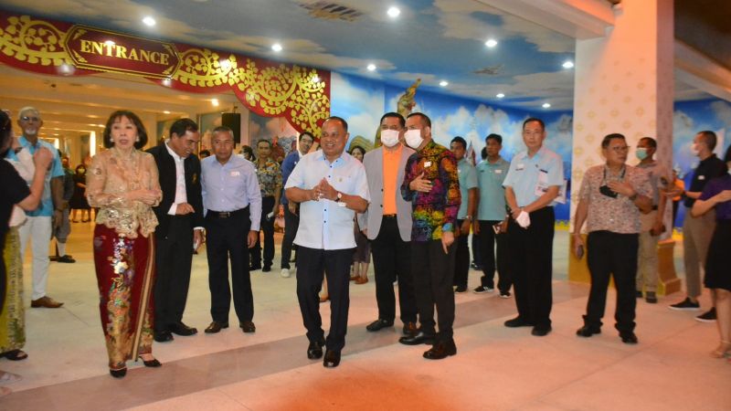 Губернатор Пхукета нанес визит в возобновивший работу центр SIam Niramit. Фото: PR Phuket