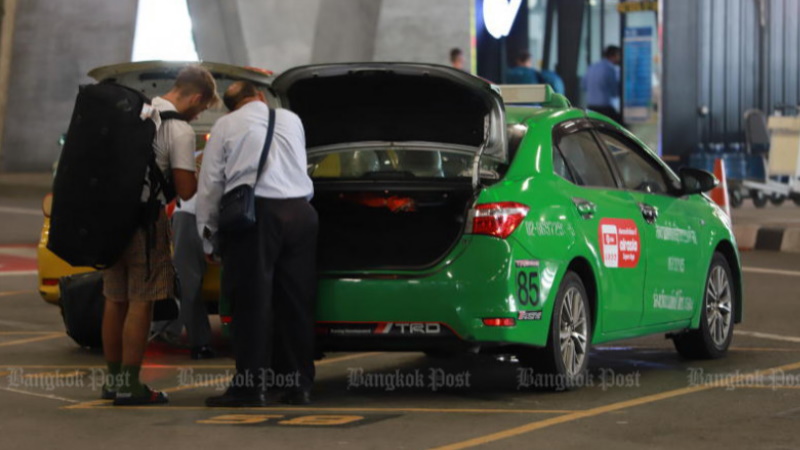 Пассажир у автомобиля такси в аэропорту Suvarnabhumi. Фото: Somchai Poomlard / Bangkok Post