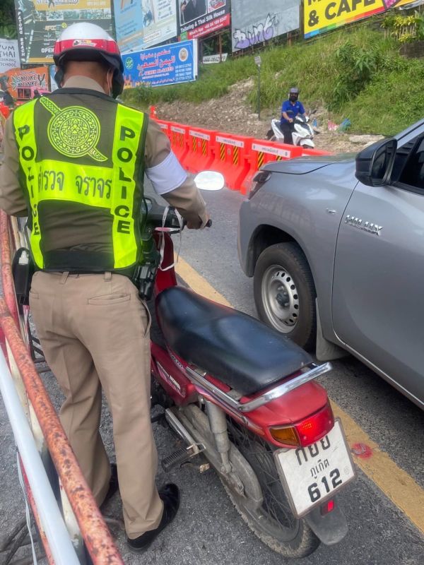 Лейтенант полиции помог мотоциклисту с заглохшим байком на холме в Патонге. Фото: Полиция Патонга
