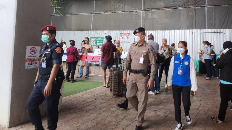 Сотрудники иммиграционной полиции и других ведомств в аэропорту Пхукета 12 ноября. Фото: TAC Phuket