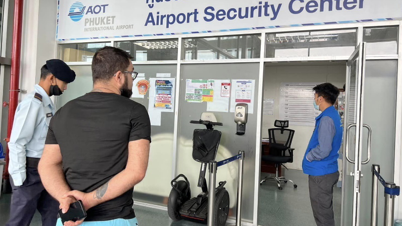 Сотрудники иммиграционной полиции и других ведомств в аэропорту Пхукета 12 ноября. Фото: TAC Phuket