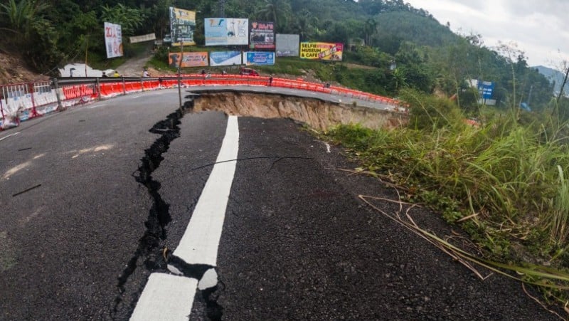 Работы по укреплению склона на обвалившемся участке дороги Кату-Патонг. Фото: Phuket Info Center