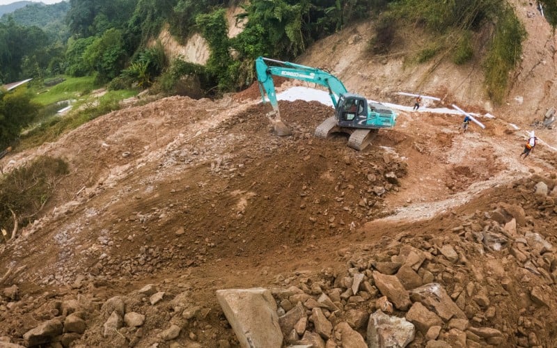 Работы по укреплению склона на обвалившемся участке дороги Кату-Патонг. Фото: Phuket Info Center