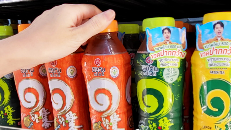 Экономика Таиланда оживает, и вместе с другими продуктами растут продажи холодного чая. Фото: Ichitan / Facebook