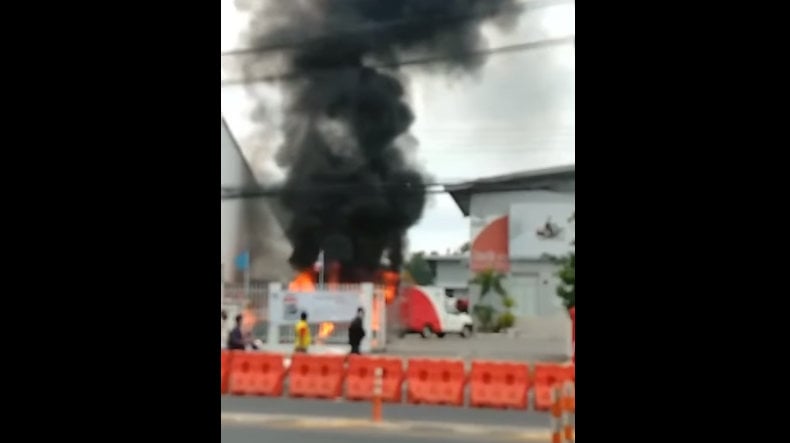 Volvo гражданин Швеции сгорела на пхукетском шоссе. Фото: Пожарная служба муниципалитета Раваи