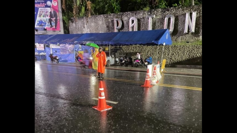 Дорога Кату-Патонг была закрыта из-за сильных дождей в ночь с 15 на 16 ноября. Фото: Phuket Info Center