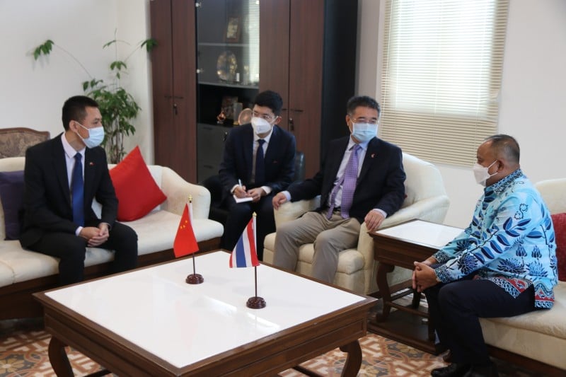 Китайский консул Ли Чуньфу простился с губернатором Наронгом Вунсиеу. Фото: PR Phuket