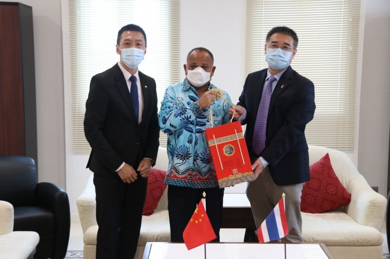Китайский консул Ли Чуньфу простился с губернатором Наронгом Вунсиеу. Фото: PR Phuket