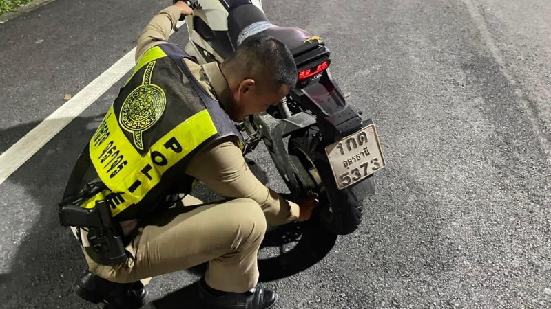 У мотоцикла слетела цепь при подъеме на холм в Патонге. Полиция пришла на помощь. Фото: Полиция Патонга / Phuket Info Center