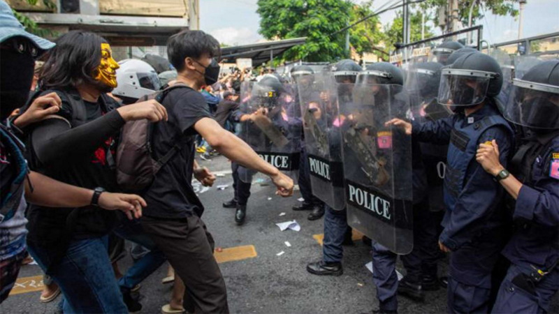 Саммит АТЭС в Бангкоке начался с уличных столкновений