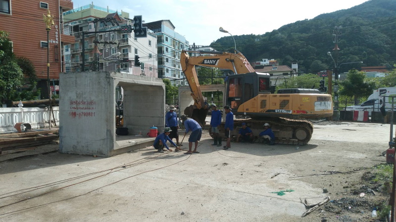 Работы по устранению засоров на водоотводящей инфраструктуре в Патонге. Фото: PR Phuket