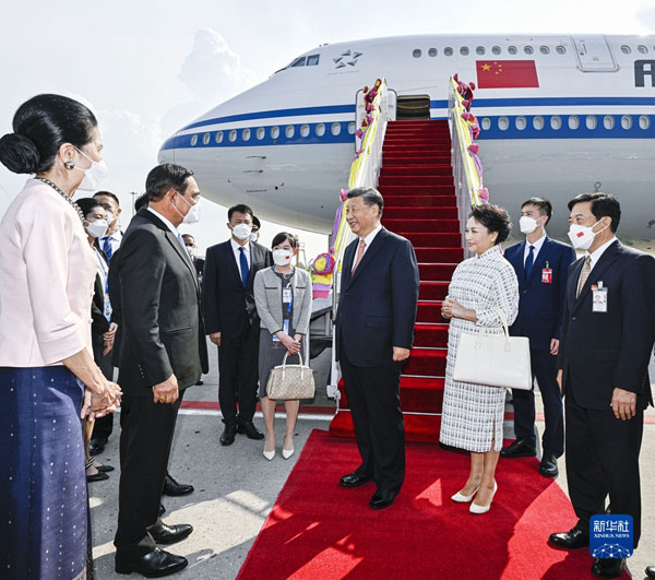Прают Чан-Оча встречает генсека КНР и первую леди в аэропорту. Фото: МИД Китая