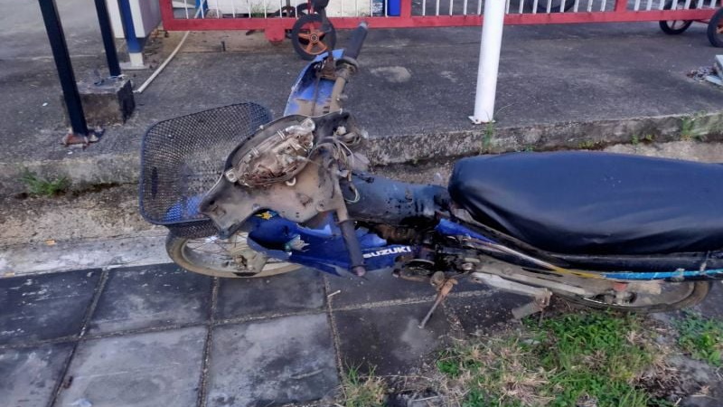 Мотоциклист погиб при выполнении разворота на Thepkrasattri Rd. Фото: Полиция Таланга