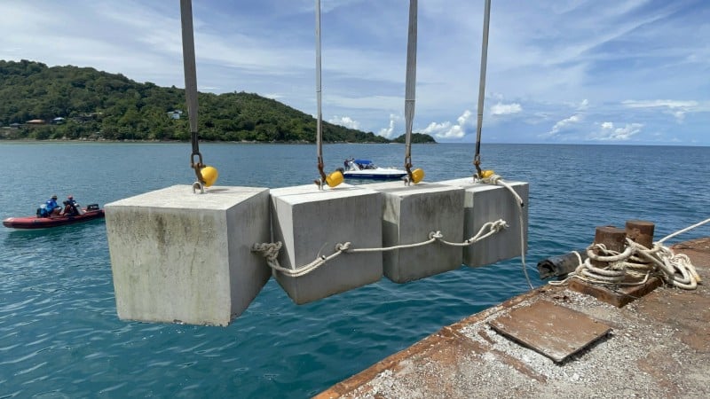 У побережья Патонга опустили под воду два десятка бетонных блоков, которые должны стать безопасными швартовочными точками для катеров, чтобы те не бросали якоря на кораллы. Фото: PR Phuket