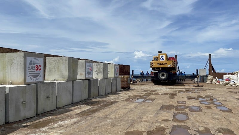 У побережья Патонга опустили под воду два десятка бетонных блоков, которые должны стать безопасными швартовочными точками для катеров, чтобы те не бросали якоря на кораллы. Фото: PR Phuket