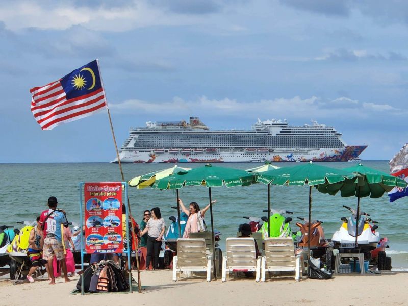 Круизный лайнер Genting Dream прибыл на Пхукет впервые после пандемии. Фото: Phuket Info Center