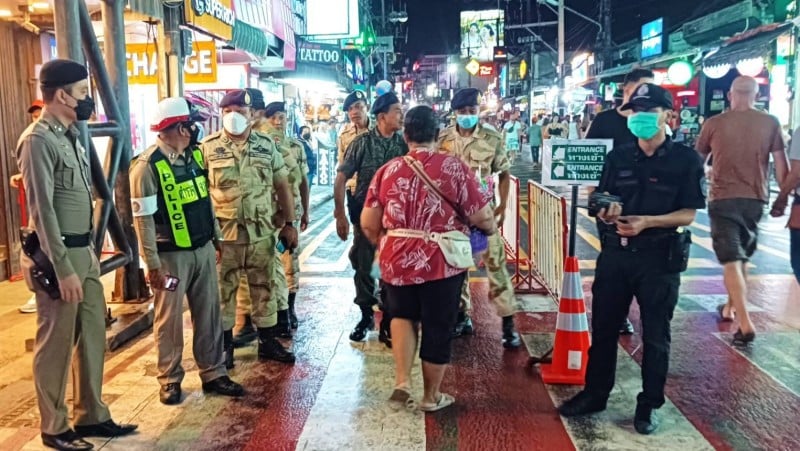 Полиция и волонтеры OrSor на Бангла-Роуд в Патонге. Фото: PR Phuket