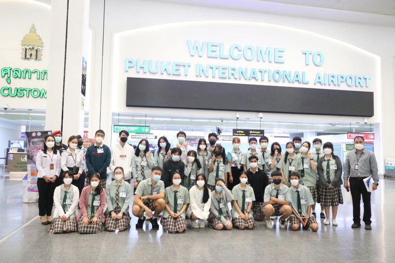 Школьники из Kajonkiet в аэропорту Пхукета. Фото: AoT Phuket
