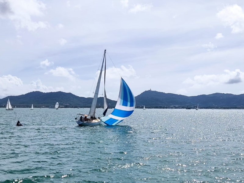 Около 15 экипажей намерены размяться перед Кубком Короля на регате Jai Dee в заливе Чалонг-Бэй в эти выходные. Фото: Phuket Yacht Club / Facebook