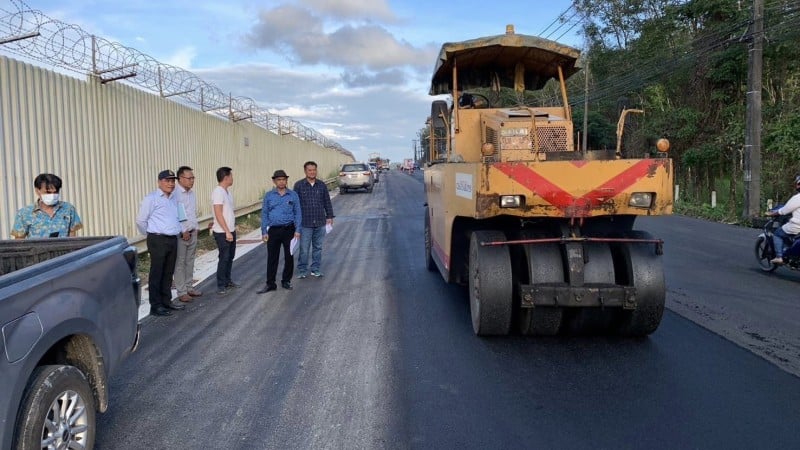 Вице-губернатор Пхукета Пичет Панапонг инспектирует дорогу у ВПП аэропорта. Фото: PR Phuket