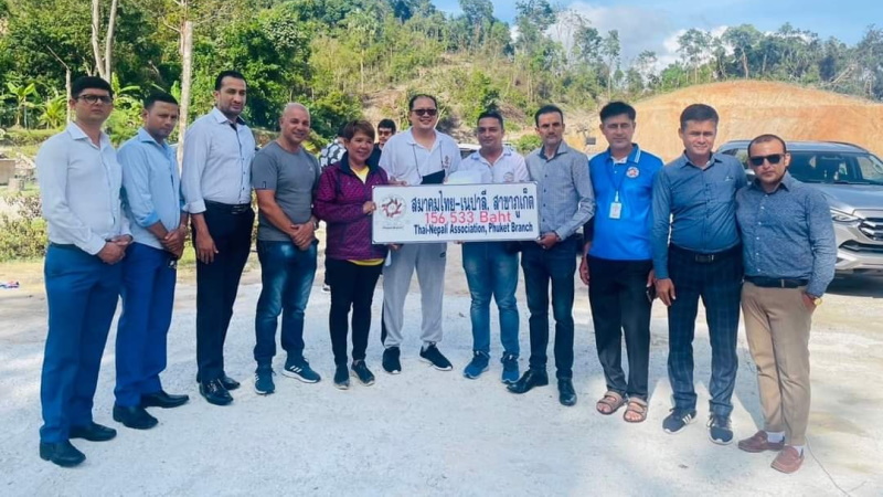 Праб Кисин (в центре) с представителями местного сообщества, поддержавшими новую дорогу. Фото: Patong Development Foundation