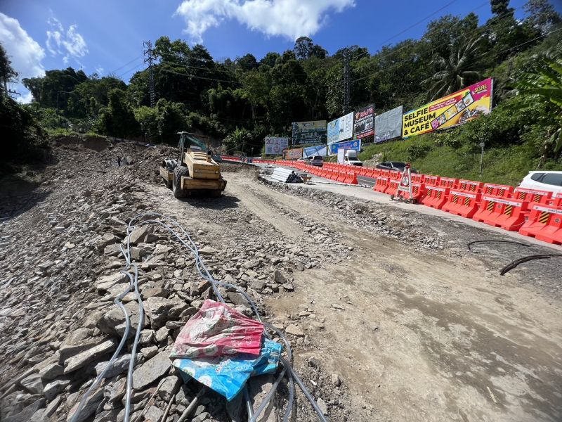 Вице-губернатор проинспектировал зону обвала грунта на холме в Патонге 30 ноября. Фото: PR Phuket