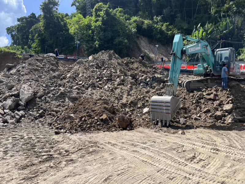 Вице-губернатор проинспектировал зону обвала грунта на холме в Патонге 30 ноября. Фото: PR Phuket