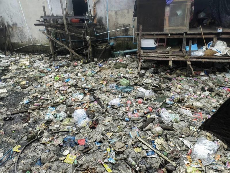 Большая уборка началась на Сирэ утром 3 декабря. По неподтвержденным данным (других просто нет) из трущоб предстоит вывезти 100 тонн мусора. Фото: Phuket OrBorJor