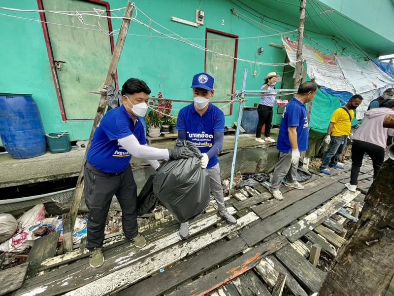 Большая уборка началась на Сирэ утром 3 декабря. По неподтвержденным данным (других просто нет) из трущоб предстоит вывезти 100 тонн мусора. Фото: Phuket OrBorJor