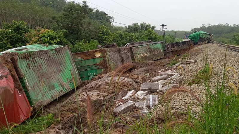 Товарный поезд сошел с рельсов после взрыва на железной дороге в провинции Сонгкхла. Фото: Аssawin Pakkawan / Bangkok Post