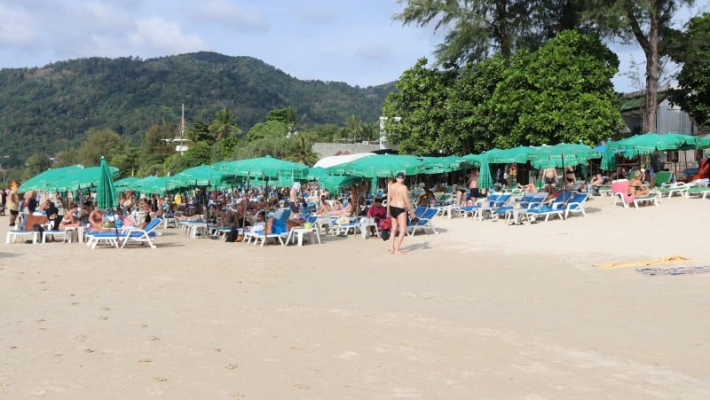 Прокатчики лежаков из Патонга просят удвоить выделенную им зону на пляже