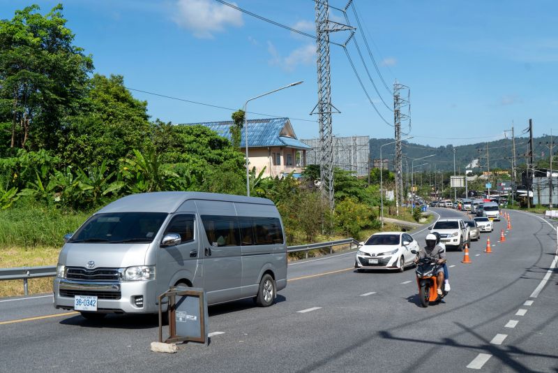 Официальные лица приняли решение открыть дорогу Кату-Патонг для грузовиков в направлении «под горку», в сторону Кату. Фото: PR Phuket
