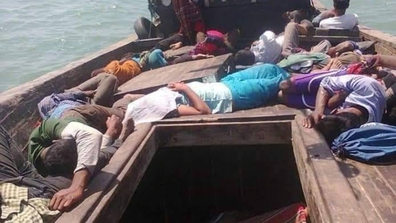 Люди, предположительные беженцы-рохинджа, на борту лодки в Андаманском видео. Иккапоп Тхонгтуб