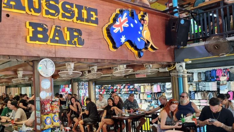 Австралийцы всегда были большими поклонниками Таиланда и одними из первых вернулись на Пхукет после жесткой стадии пандемии. Фото: Aussie Bar Patong