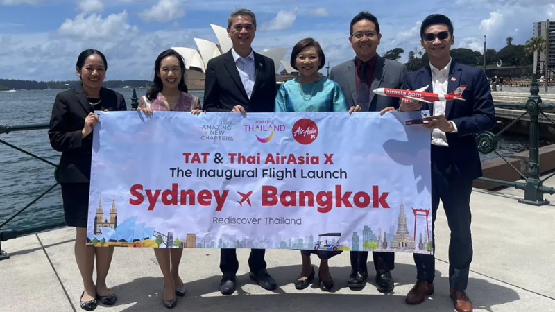 Пусть и нелегко, но Thai AirAsia X пережила пандемию и постепенно возвращается в небо. Новые рейсы дальнемагистрального лоукостера можно только приветствовать (хотя хотелось бы приветствовать и непосредственно на Пхукете). Фото: TAT Newsroom
