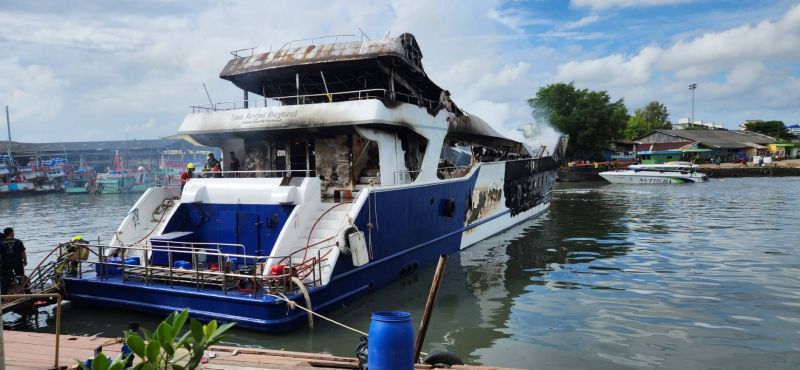 Туристическое судно на 500 человек загорелось в порту Рассады утром 11 декабря. Фото: Phuket Harbour Office / Eakkapop Thongtub